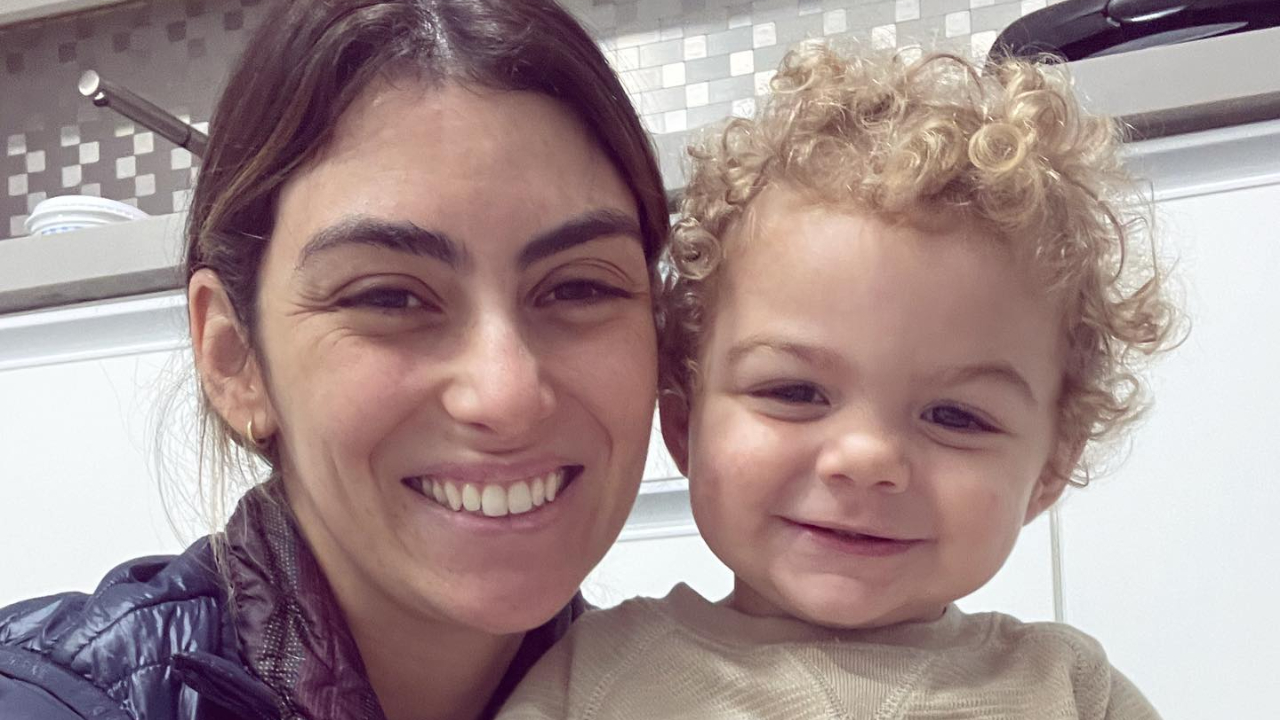 Mariana Uhlmann registra Felipe Simas e Vicente tocando violão juntos: ”Quem aguenta?”