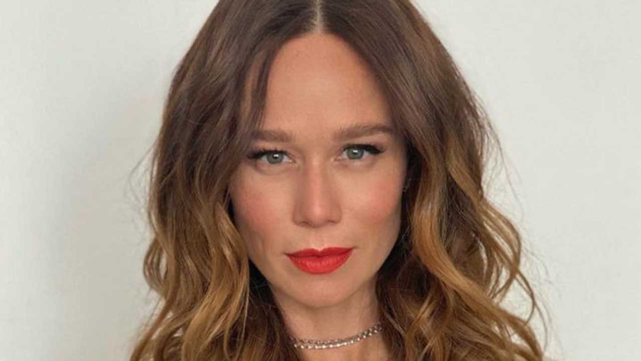 Mariana Ximenes é clicada deslumbrante de look vermelho e beleza impressiona!