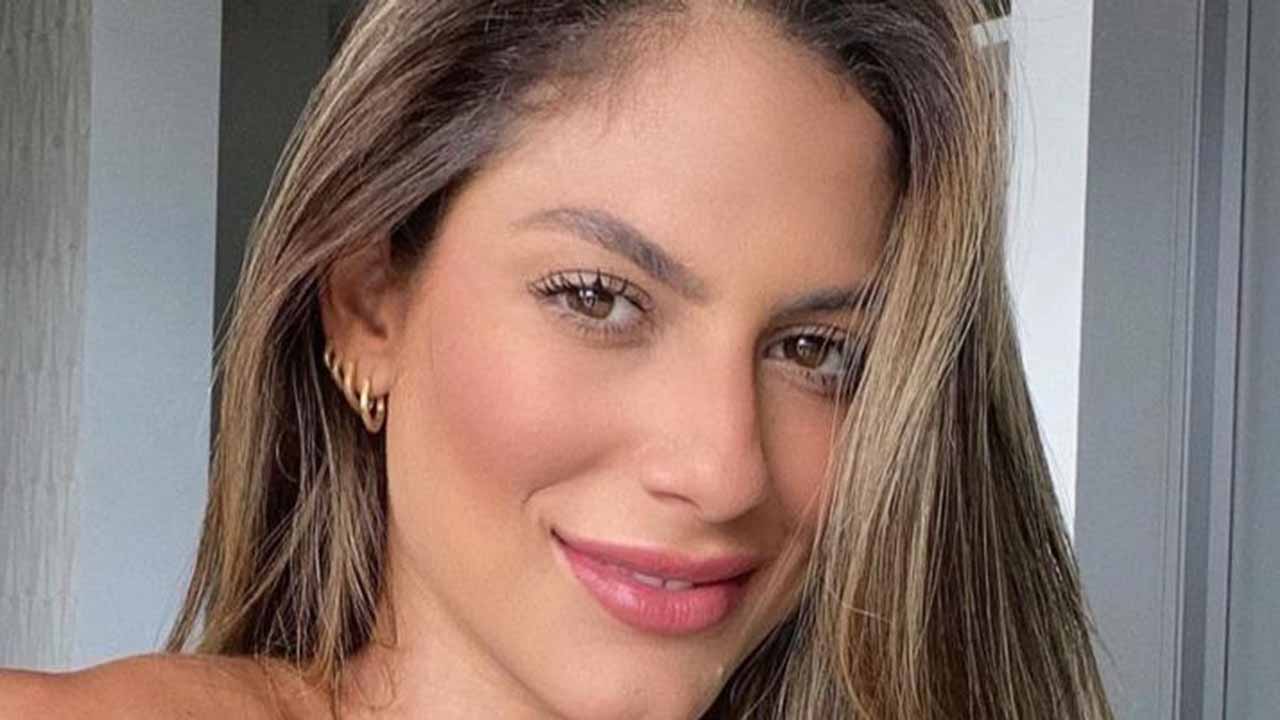 De biquíni estampado, Mari Gonzalez esbanja beleza e boa forma: ”Deusa”