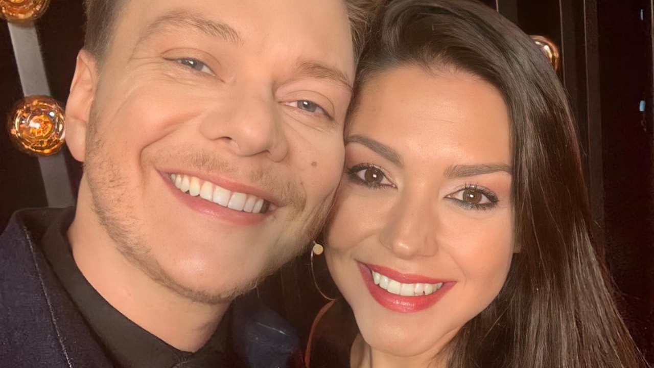 Michel Teló se declara para Thaís Fersoza em clique romântico na praia: ”Minha gatinha”