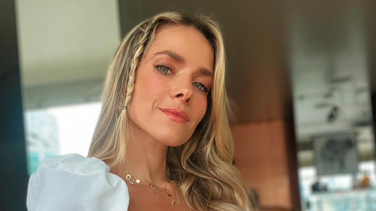 Monique Alfradique aposta em vestido verde coladíssimo para noite no Rio de Janeiro