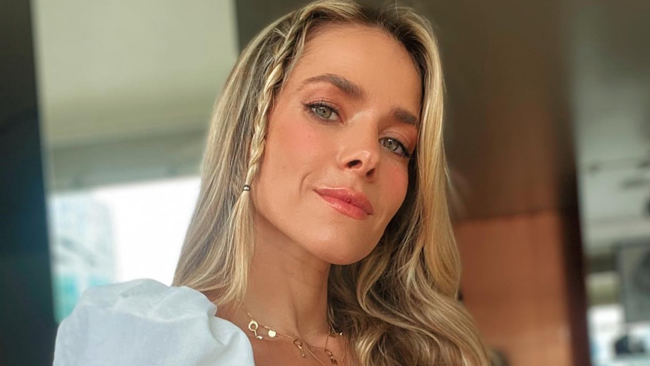 Monique Alfradique exibe boa forma durante prática de yoga em meio à natureza: ”Escute seu corpo”