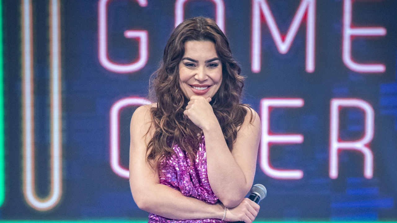 No Domingão, Naiara Azevedo se emociona com recado dos pais e é colocada na parede