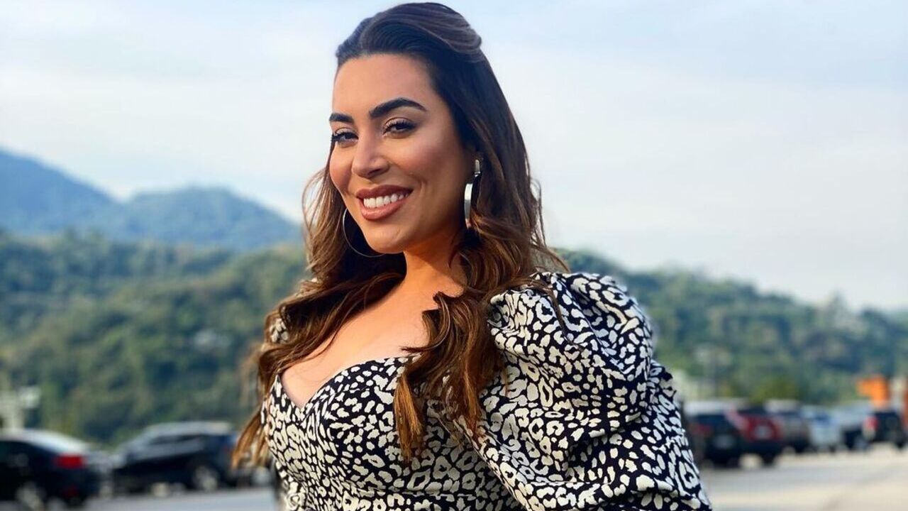 Naiara Azevedo surge deslumbrante em vestido branco delicado: ”Nanacita na área”