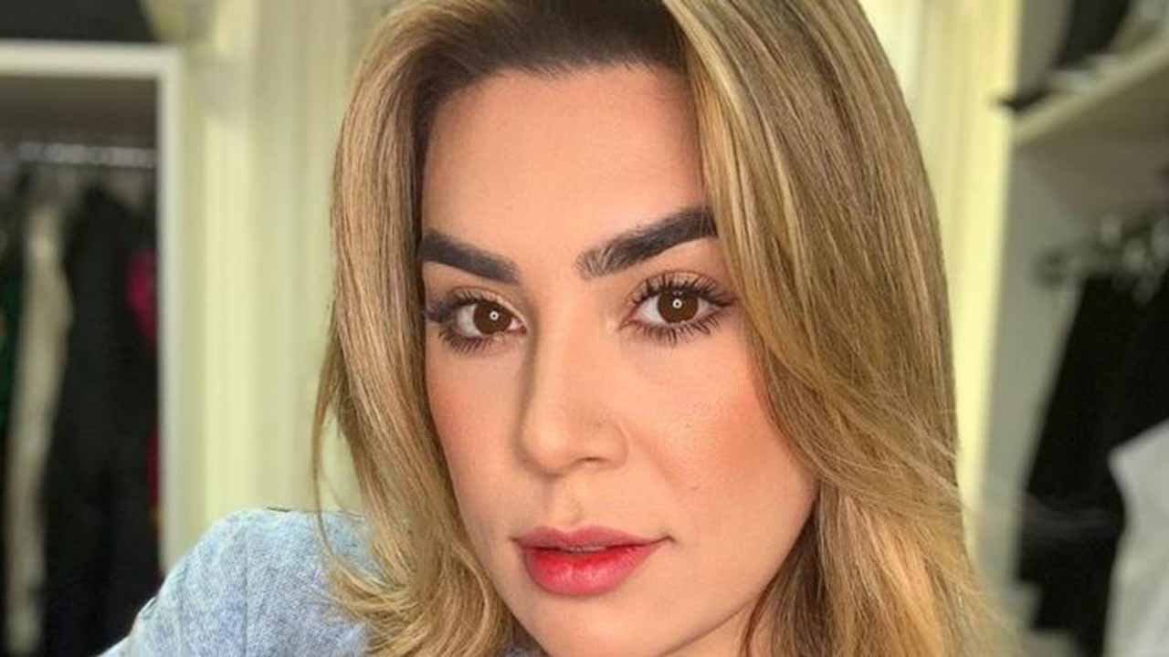 Naiara Azevedo faz selfie só de toalha e corpão arranca suspiros