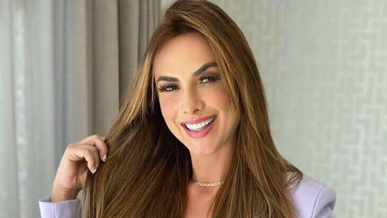 Nicole Bahls é clicada com biquíni rosa fininho e atrai muitos olhares na praia