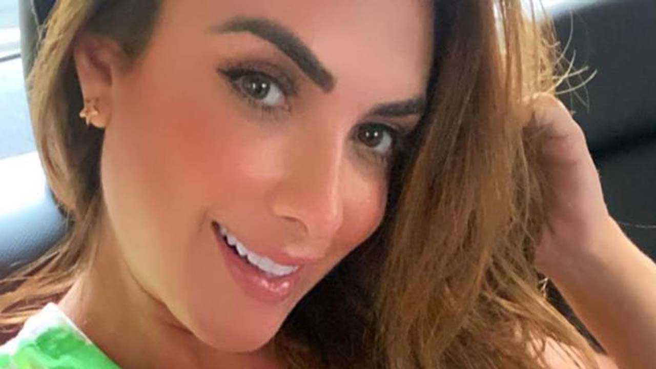 Clicada de costas, Nicole Bahls chama atenção ao exibir bumbum bronzeado