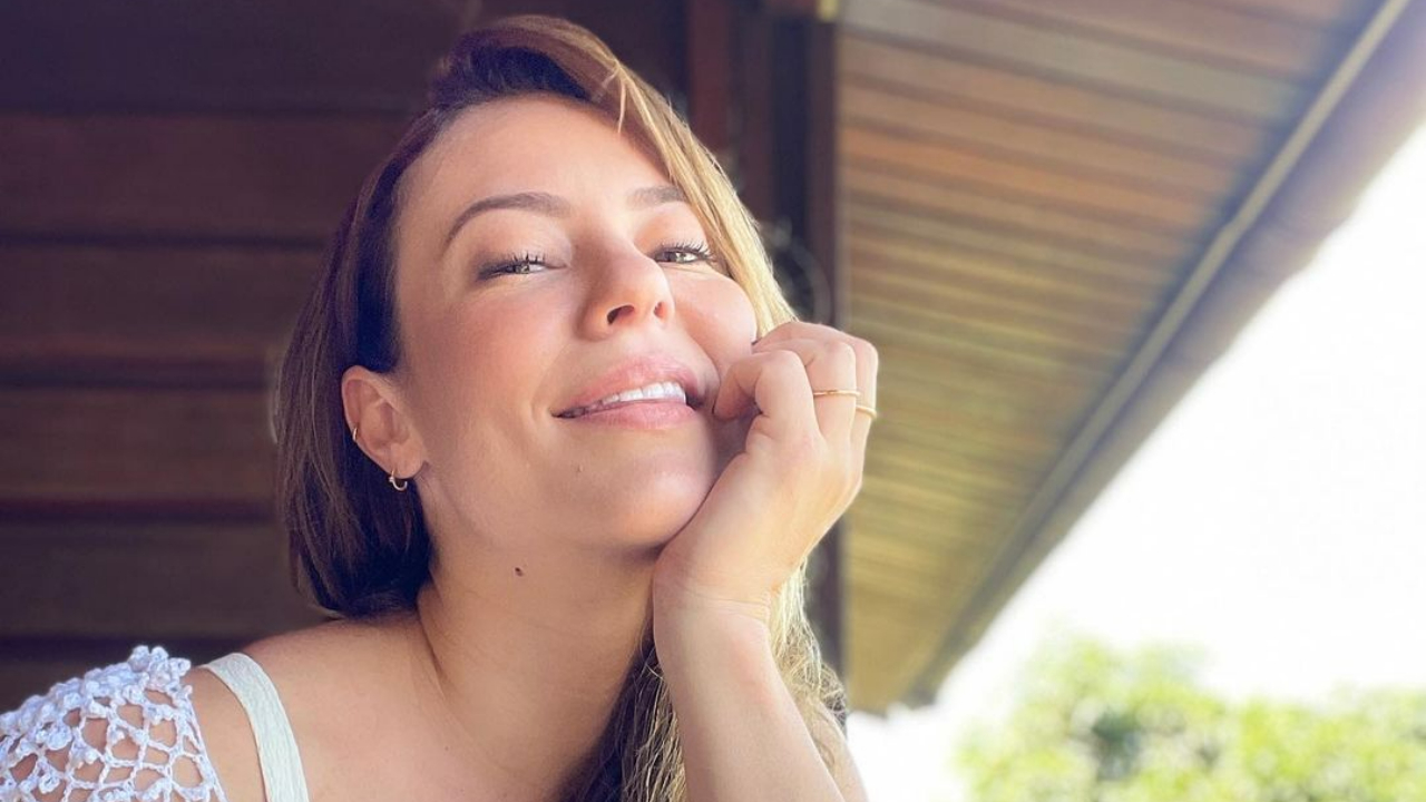 Paolla Oliveira chama atenção ao surgir com um biquíni mínimo todo prateado: ”Deusa!”