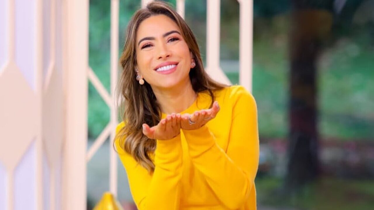 De vestido branco, Patricia Abravanel surge deslumbrante e brinca: ”Olha a biscoteira”