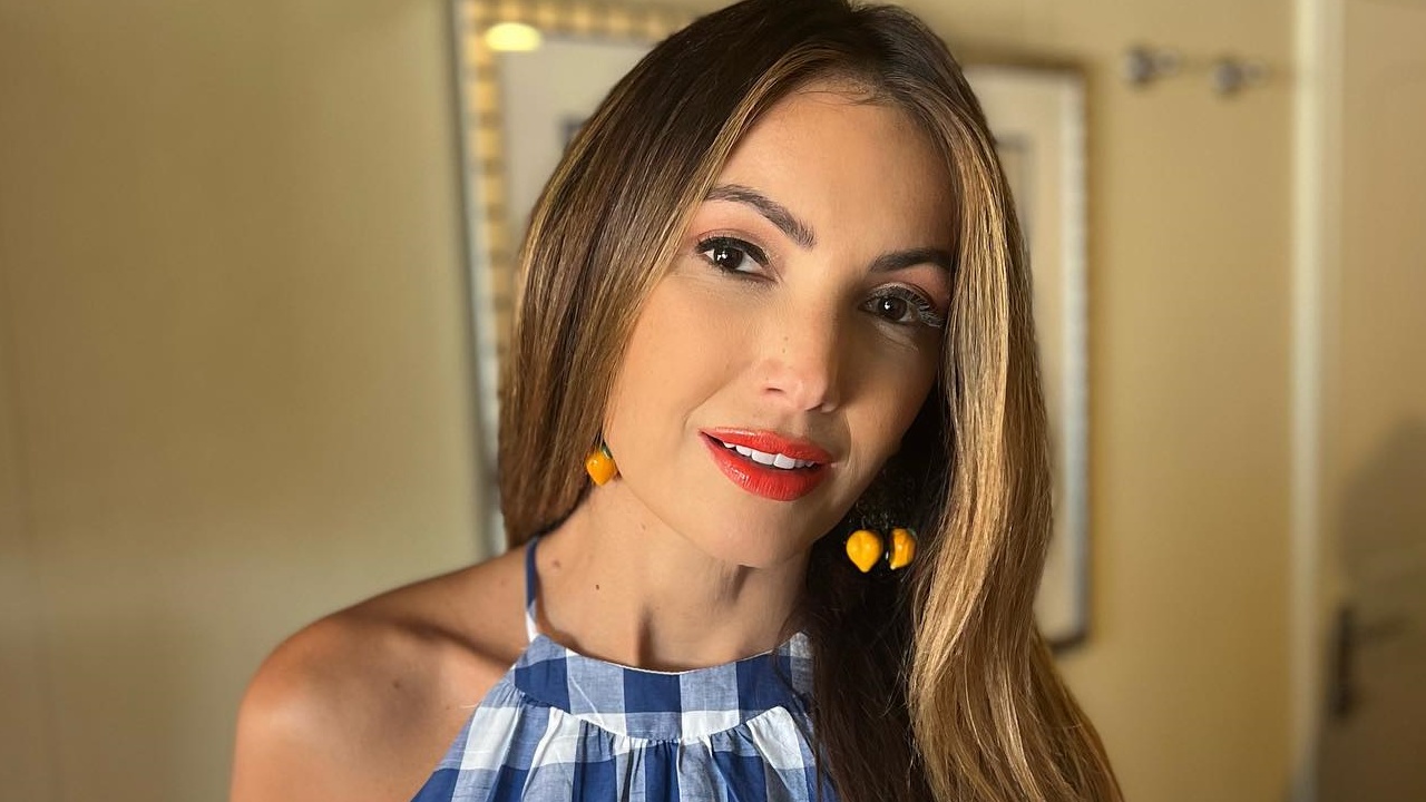 Com look xadrez, Patrícia Poeta curte pôr do sol e ganha elogios dos fãs: ”Maravilhosa”