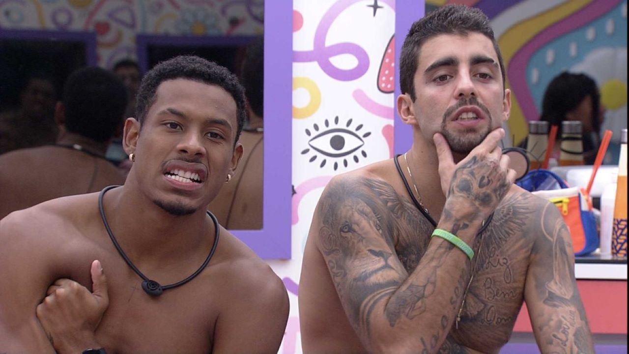 BBB 22: Há dias sem apararem o visual, brothers se divertem com máquina de cabelo