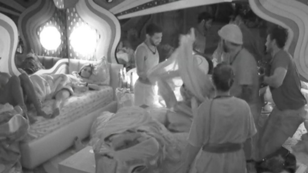 BBB 22: Pedro Scooby puxa lençol de Laís durante brincadeira e descobre que sister estava nua