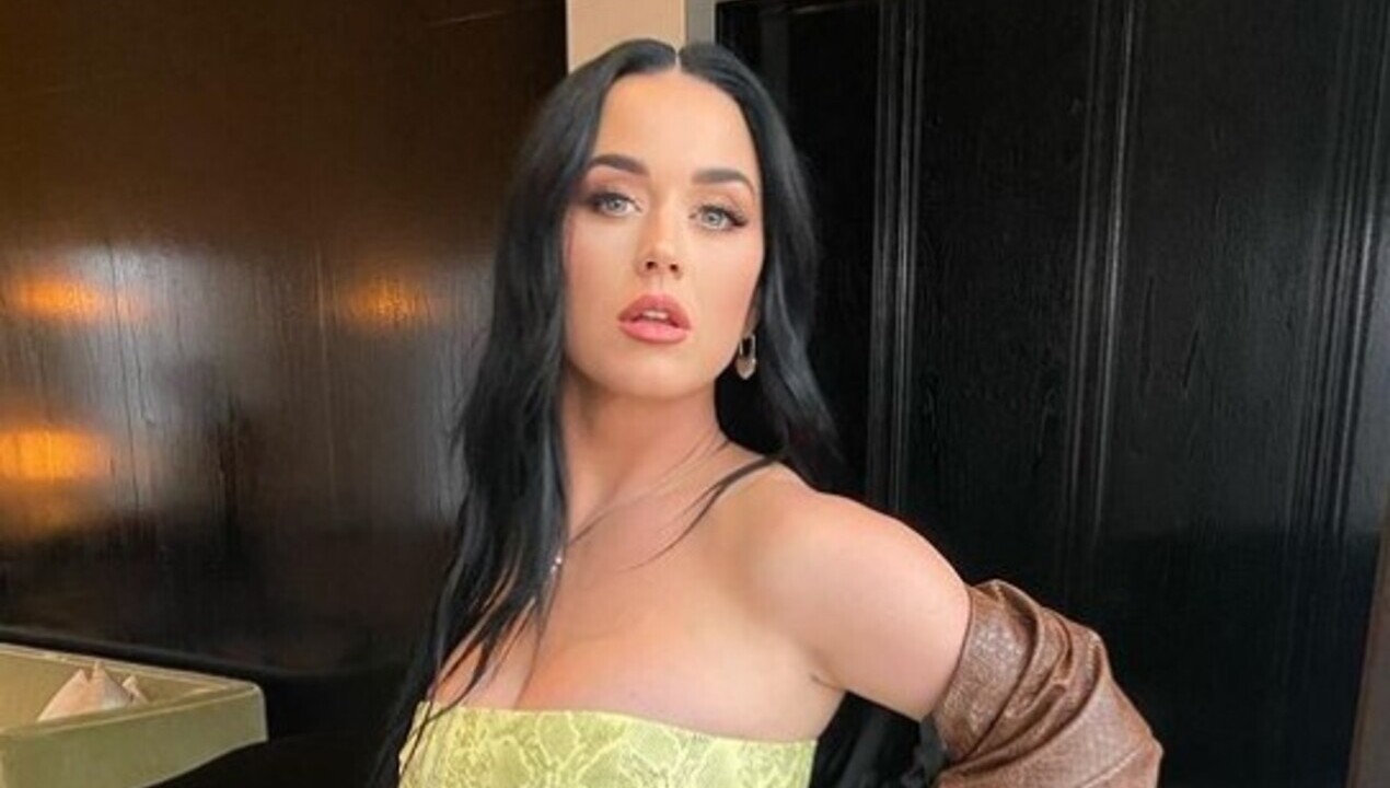Katy Perry posta clique com look poderoso com estampas de cobra