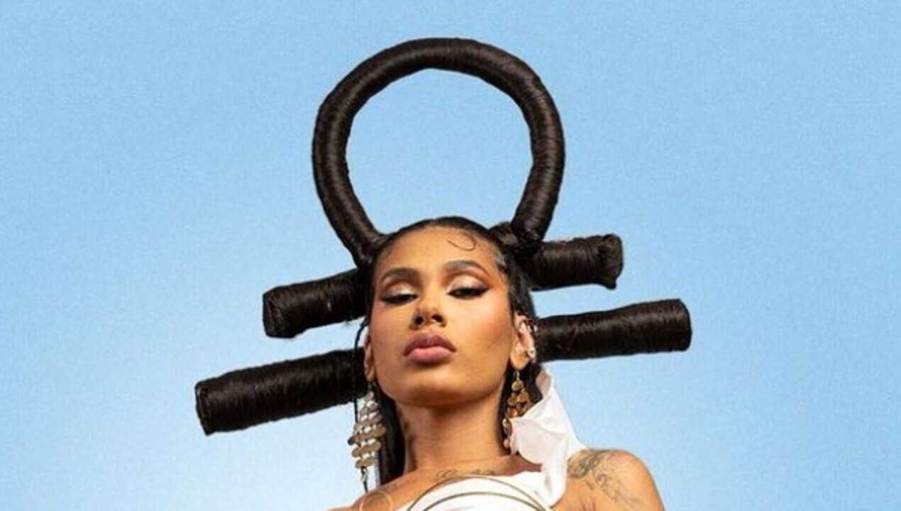 Após look inspirado na cantora Normani, Pocah recria visual de Doja Cat