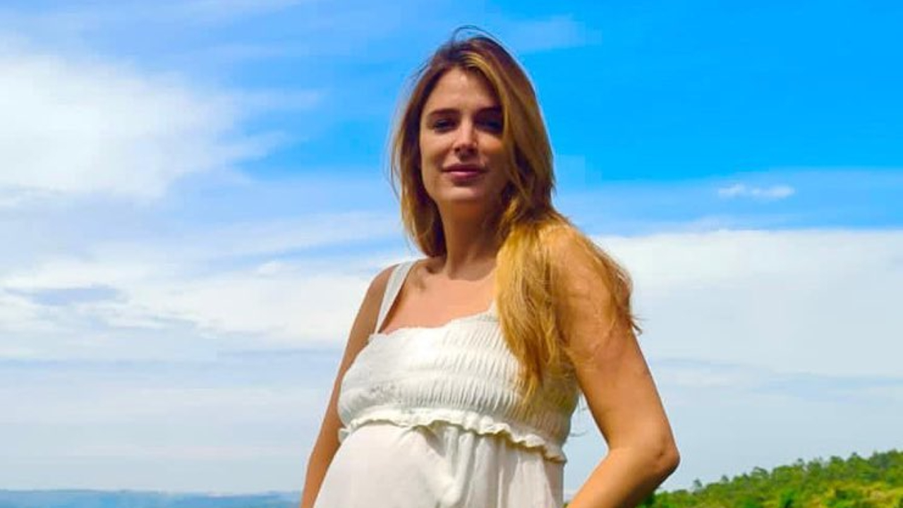 Na reta final da gravidez, Rafa Brites posa nua em piscina e deslumbra a web
