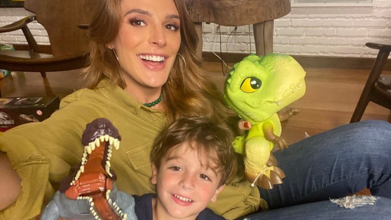 No aniversário de 5 anos do filho, Rafa Brites assiste o vídeo de seu parto pela primeira vez