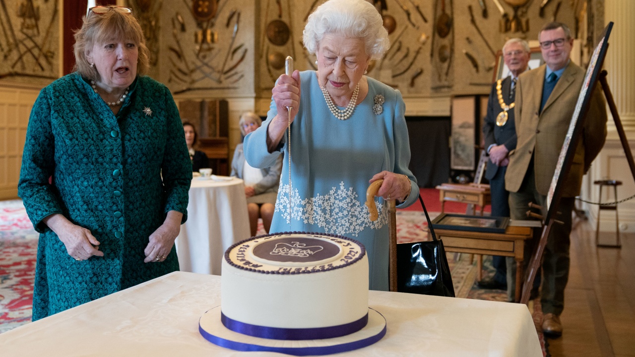 Com direito a bolo, rainha Elizabeth II faz rara aparição pública na véspera do jubileu