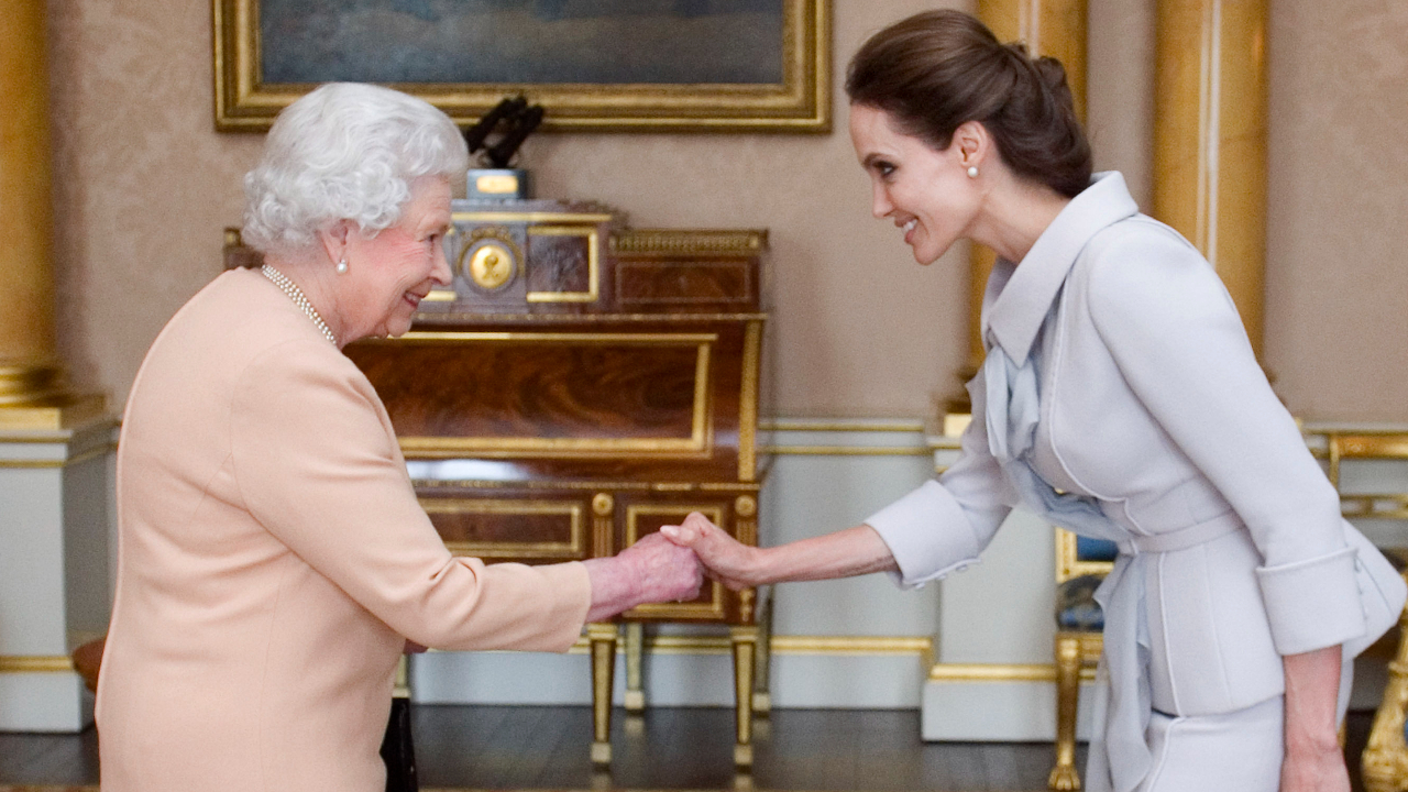 Jubileu de Platina: Confira alguns artistas que receberam condecorações das mãos da rainha Elizabeth II
