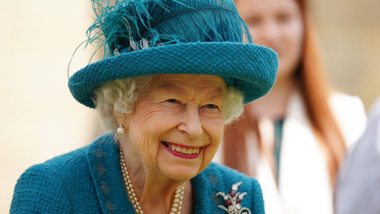 Prestes a celebrar Jubileu de Platina, relembre alguns dos melhores looks monocromáticos da rainha Elizabeth II