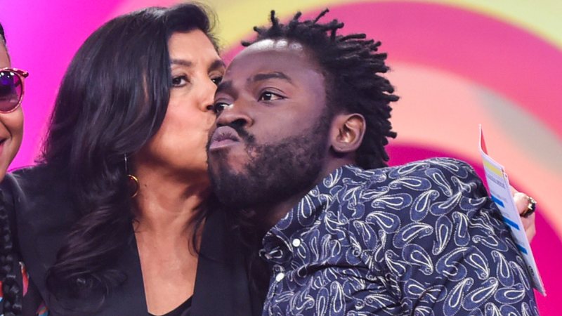 Regina Casé comemora com a família a permanência de Douglas Silva no BBB 22