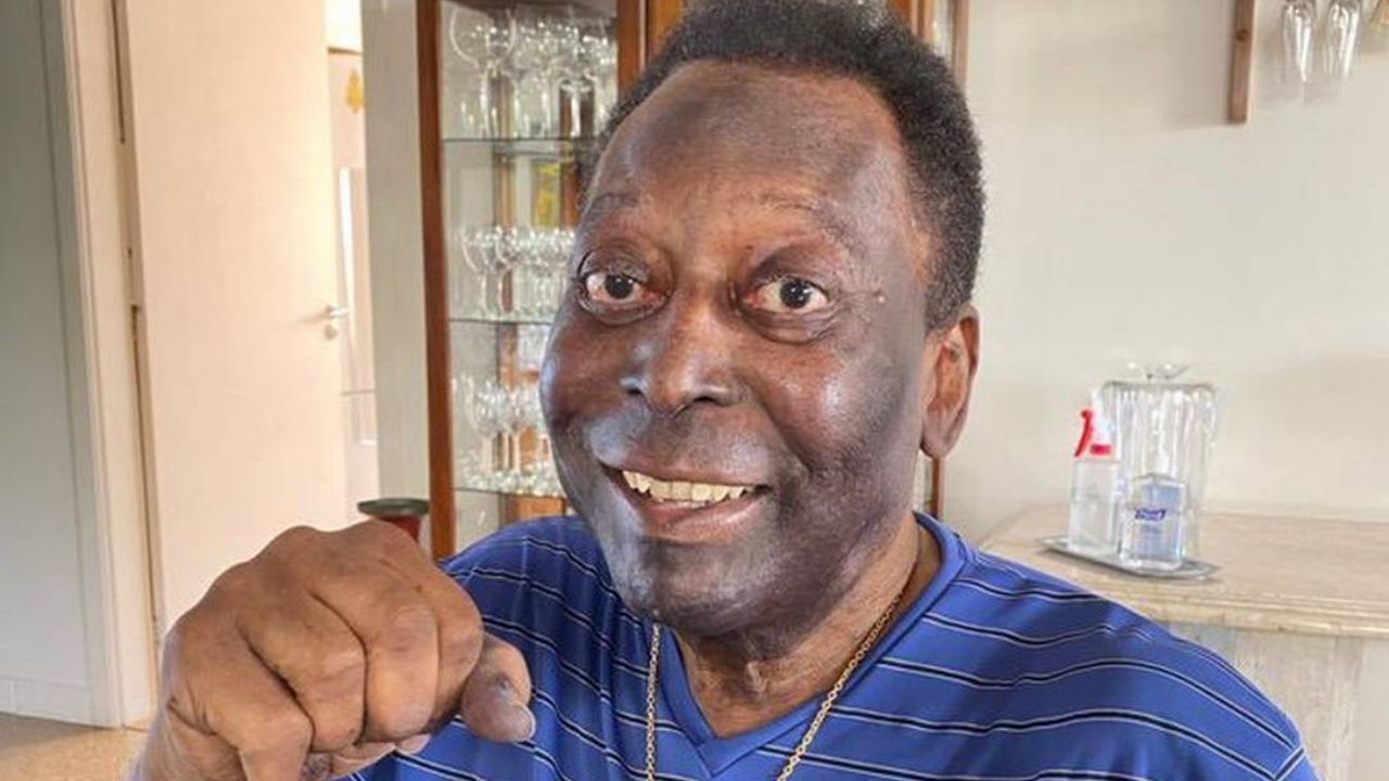 Pelé é internado novamente para continuar o tratamento contra o câncer