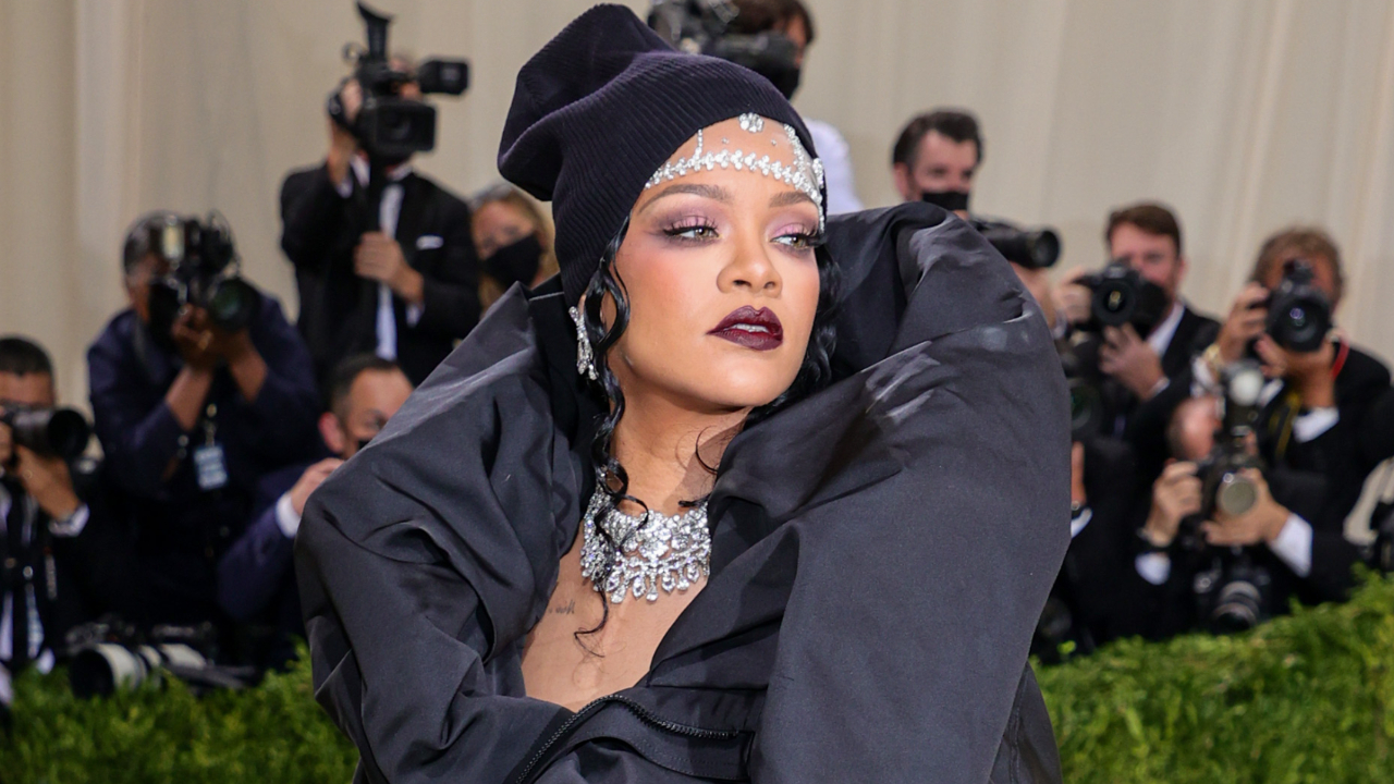 Rihanna exibe barrigão em vestido transparente durante festa de Jay-Z: ”Eu e meu par”