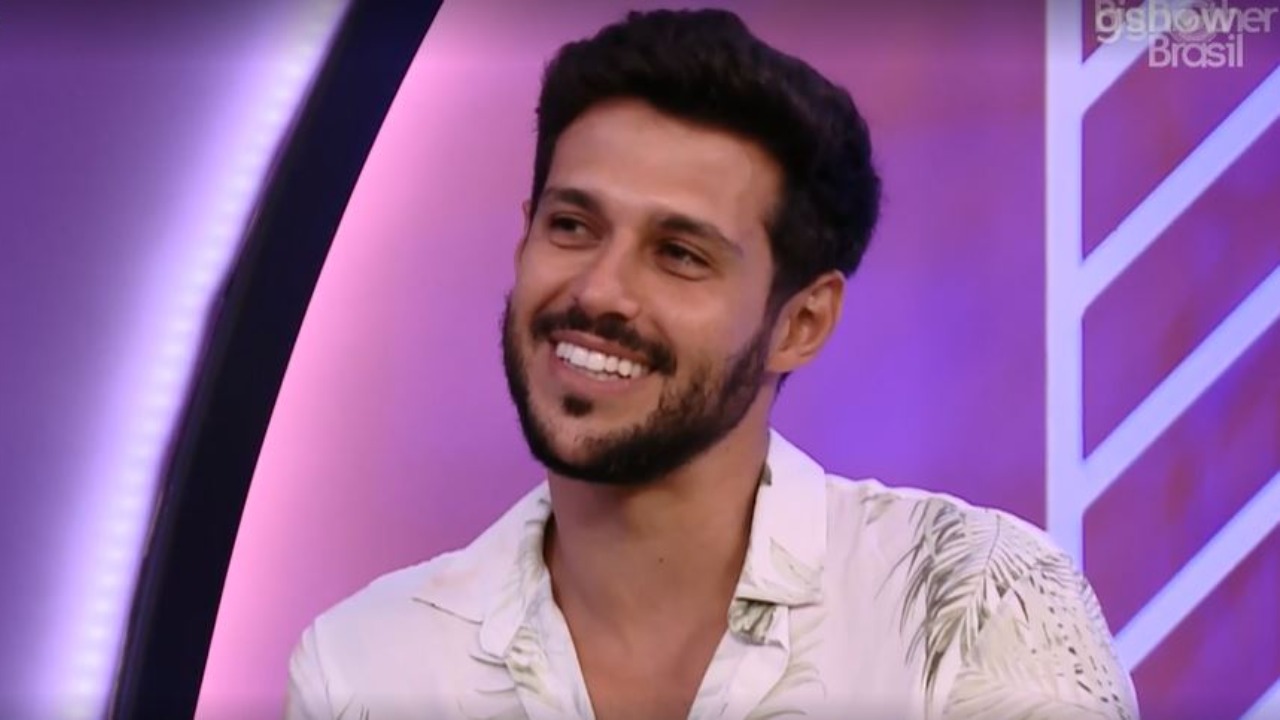 BBB22: Rodrigo se surpreende com mensagens de Anitta e pede desculpa à cantora: ”Me perdoa”