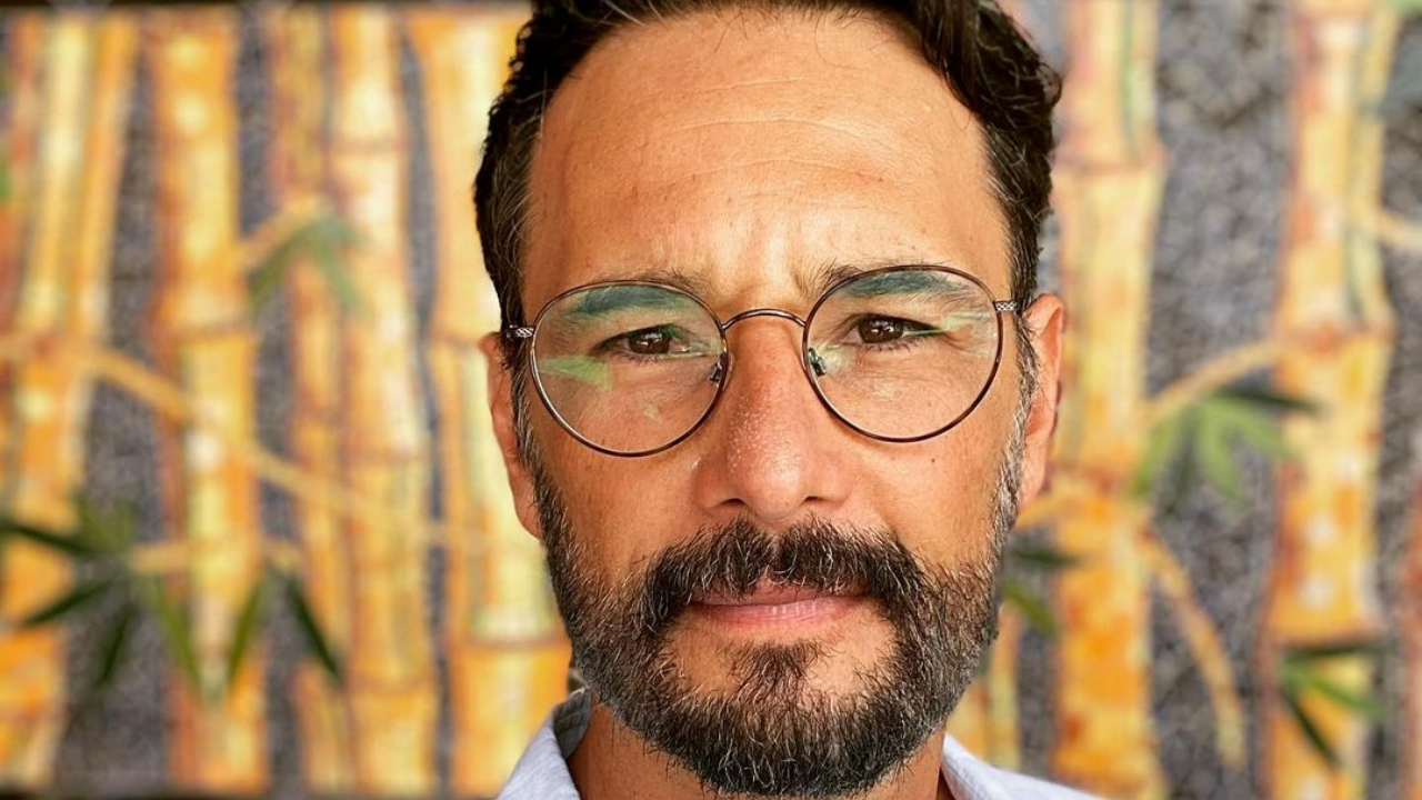 Rodrigo Santoro exibe bastidores de gravação de  seu novo projeto: ”Ajustando os últimos detalhes”