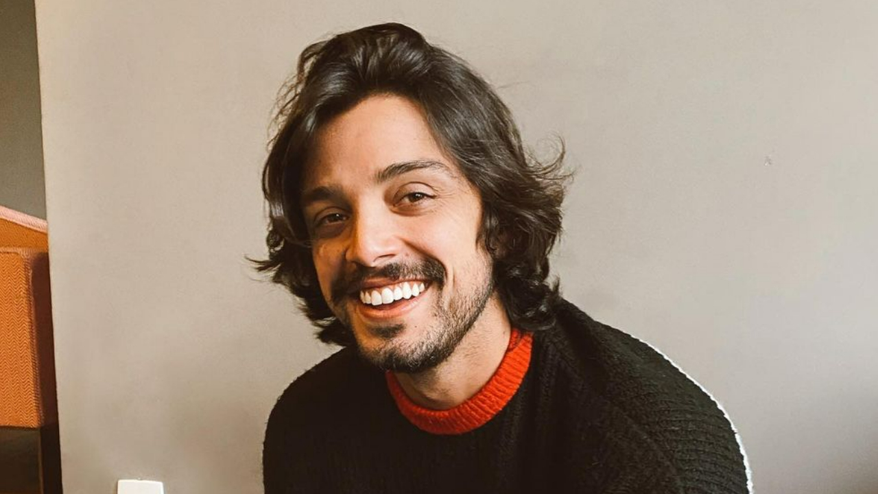 Rodrigo Simas comemora após receber terceira dose da vacina contra covid-19: ”Mais uma”