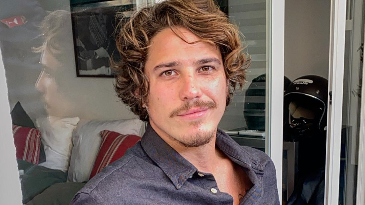 Romulo Arantes Neto radicaliza no visual para viver novo personagem e web elogia: ”Perfeito”