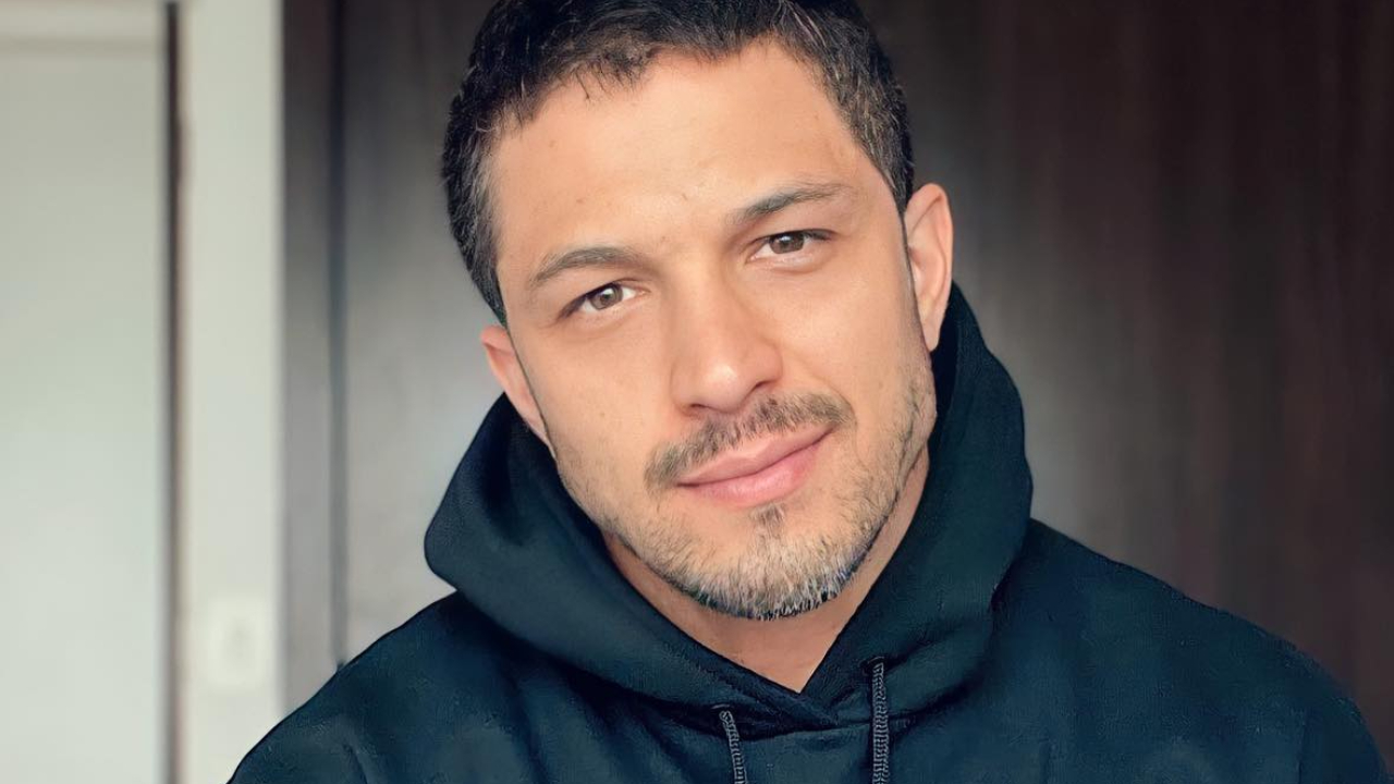 Romulo Estrela arranca suspiros da web com bastidores de ensaio fotográfico: ”Espetáculo”