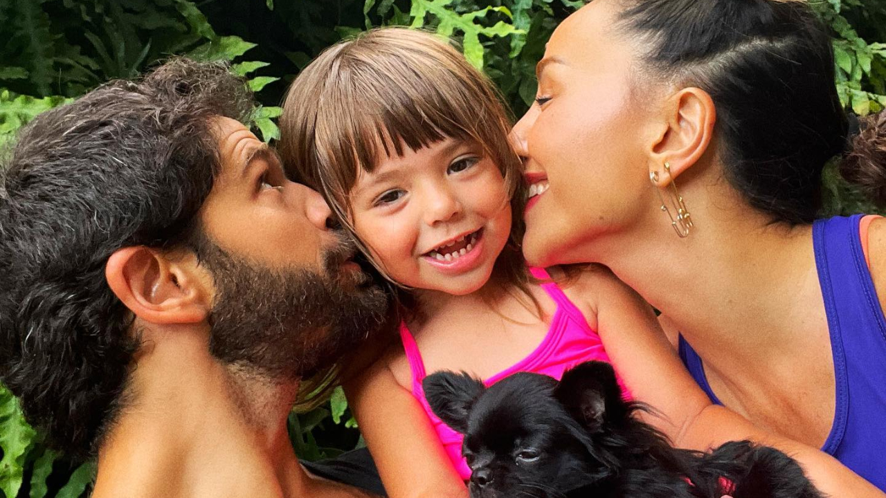 Sabrina Sato flagra explosão de fofura entre a filha, Zoe, e a cachorrinha da família, Coco: ”Que amor”