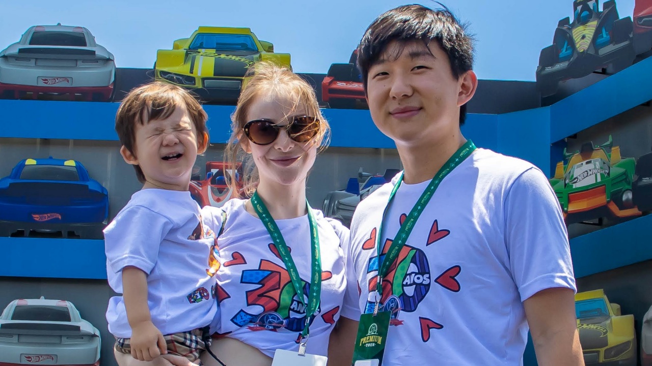 Sammy e Pyong Lee levam o filho, Jake, para se divertir em parque de diversões