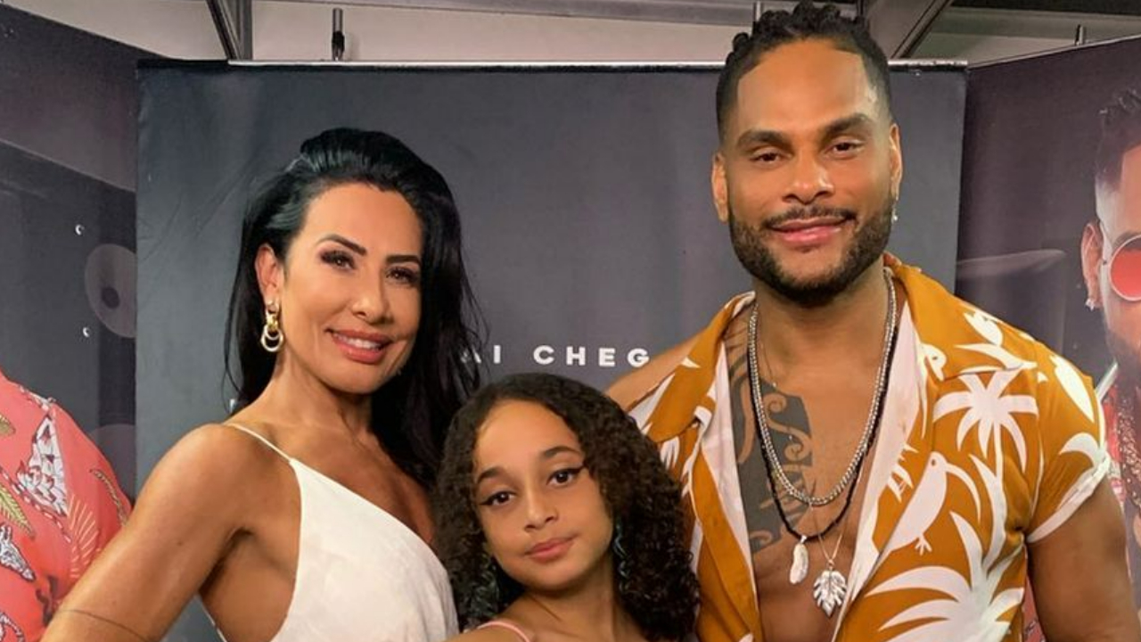 Scheila Carvalho curte praia paradisíaca coladinha com sua família: ”Um domingo abençoado”