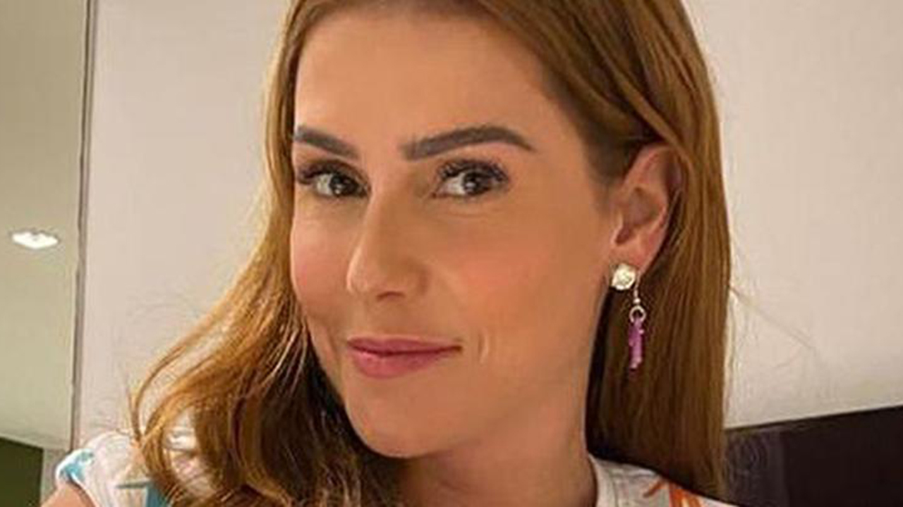 Deborah Secco ostenta corpaço sarado em dia de sol e piscina