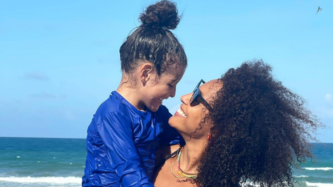 Sheron Menezzes se diverte na piscina com o filho, Benjamin e se derrete: ”Sou muito apaixonada”