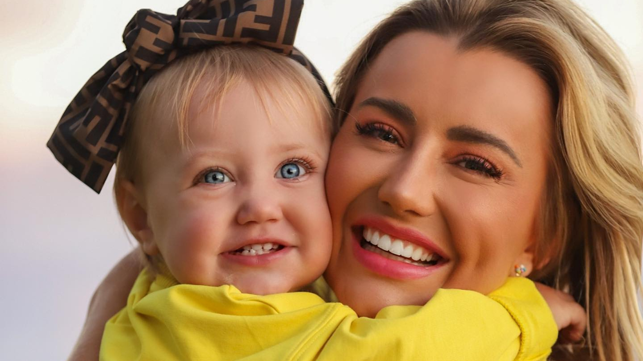 Ana Paula Siebert mostra Vicky posando e brinca: ”Mamãe ensinou”