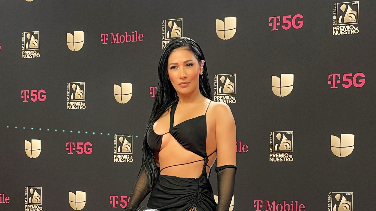 Simaria Mendes rouba a cena em premiação ao exibir corpaço em look todo aberto