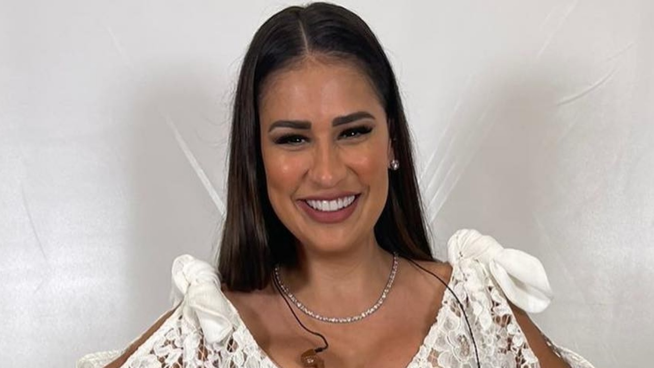 Com macacão colado, Simone Mendes ostenta silhueta deslumbrante e rouba a cena com decote poderoso