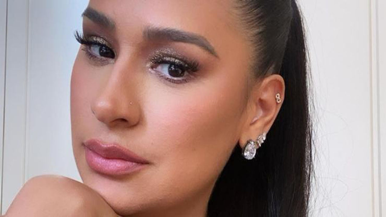 Bem mais magra, Simone Mendes capricha no decote em show na capital paulista