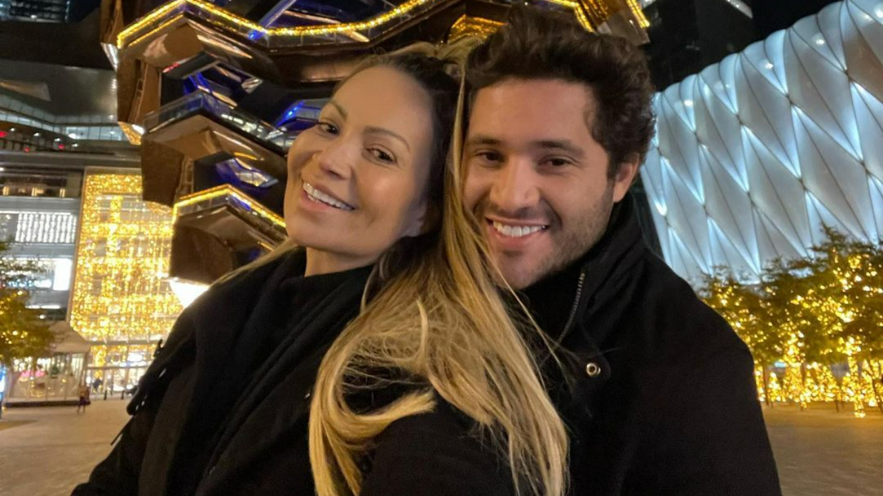 Solange Almeida surge em clima de romance na cama com o namorado, Monilton Moura