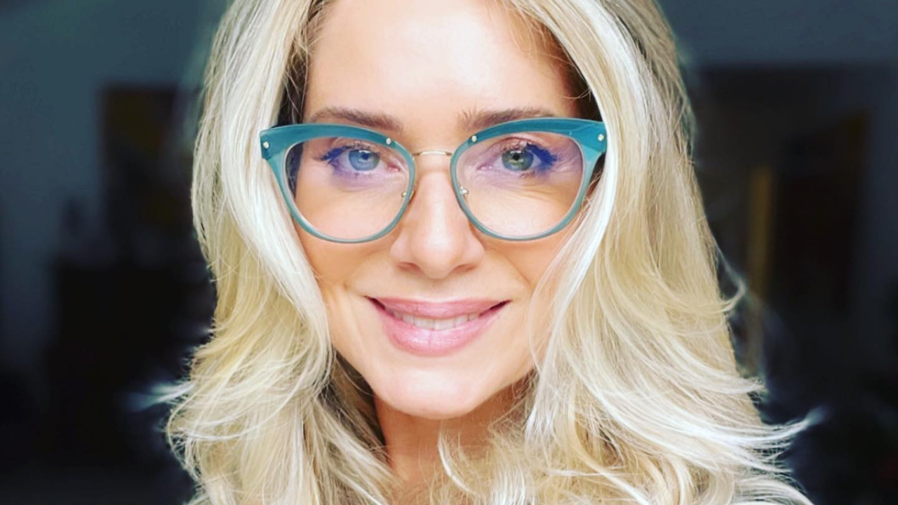 Leticia Spiller surge usando rosa choque em cliques deslumbrantes e brinca: ”Semana elétrica”