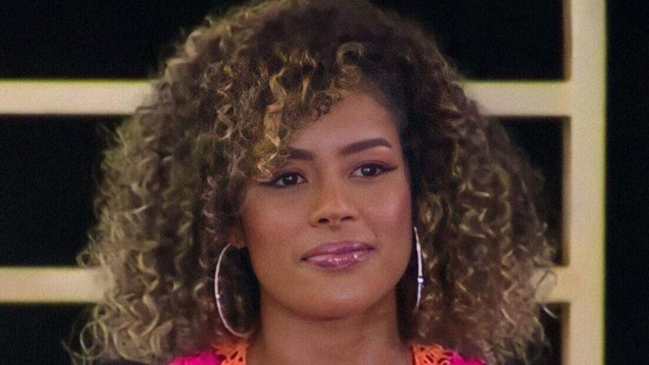 Sthe Matos arrasa de biquíni e tira onda em dia de piscina
