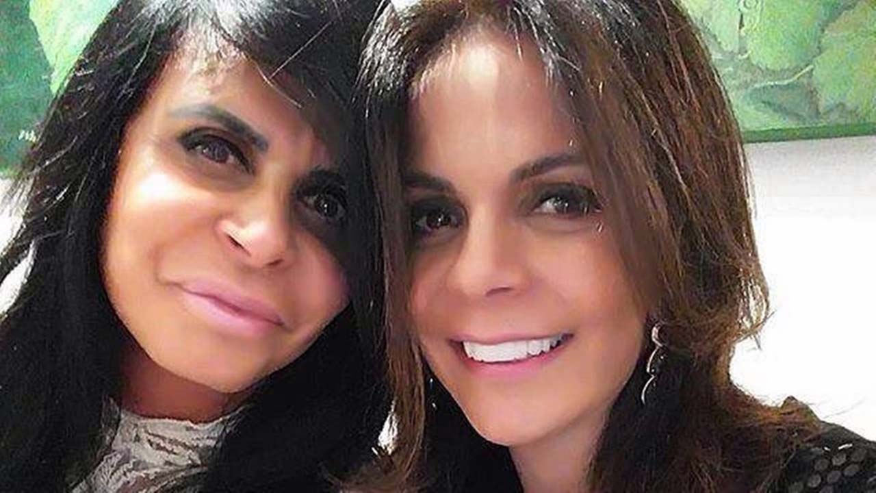 De fio dental, Gretchen e Sula Miranda roubam a cena na praia: ”Uau”
