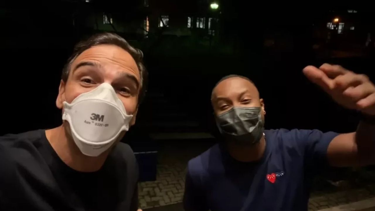 Tadeu Schmidt improvisa cantoria ao lado de Thiaguinho: “A gente não vai errar”