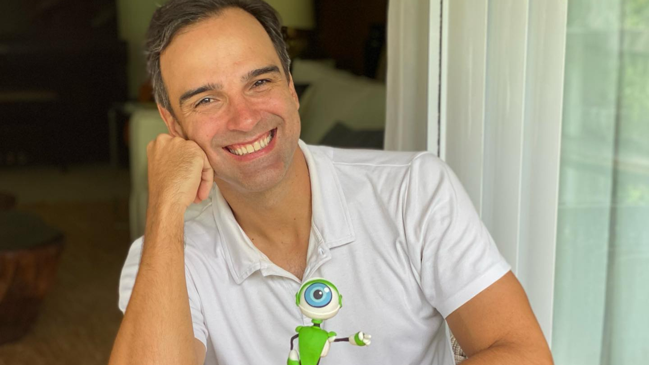 Tadeu Schmidt ganha bolo decorado para celebrar 1 mês do BBB 22