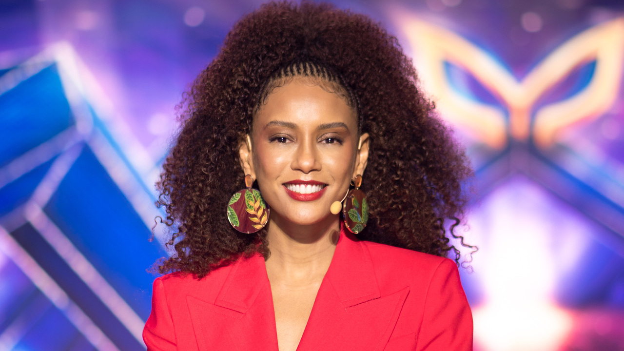 Toda de azul, Taís Araújo se destaca com vestido de R$ 10 mil no The Masked Singer Brasil