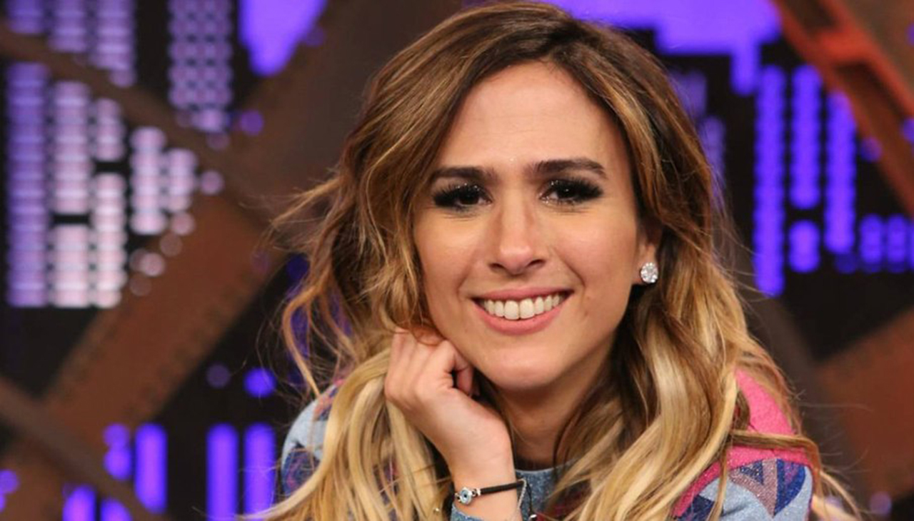 De costas, Tata Werneck choca ao apostar em biquíni fio-dental e brinca: ”Rabossel”