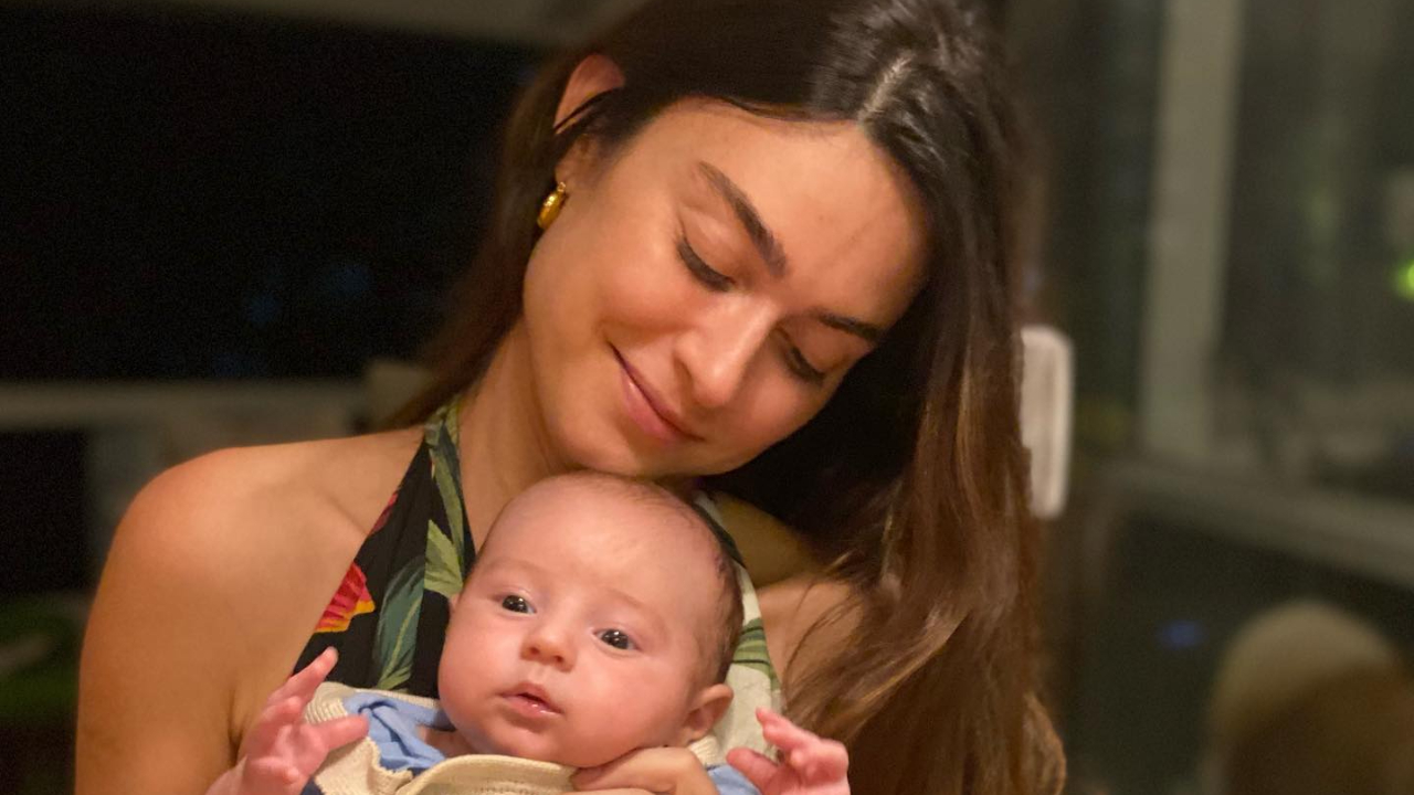 Thaila Ayala compartilha vídeo fazendo o bolo para o mesversário do filho, Francisco