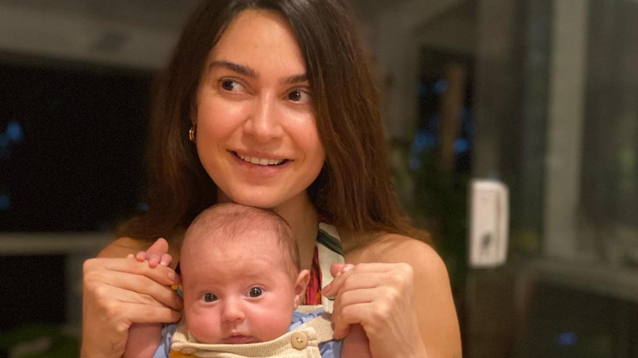 Thaila Ayala compartilha lindo registro amamentando o filho, Francisco